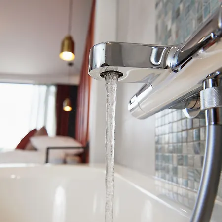 De Maasparel Nextdoor Maassuites מלון